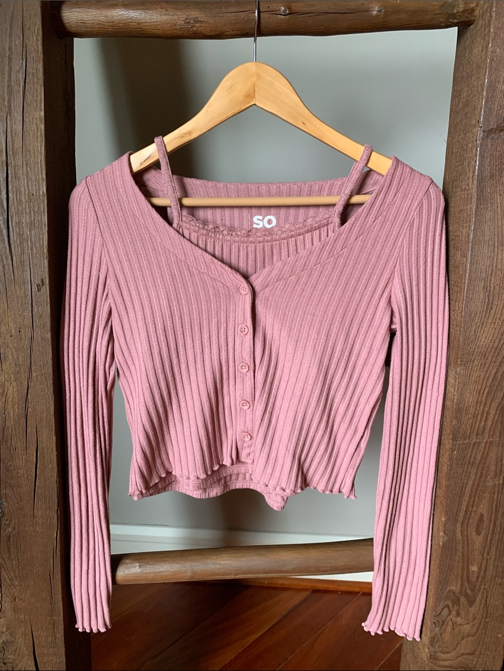 SO Ribbed Button-Front Cropped Long Sleeve Top in Mauve Pink
